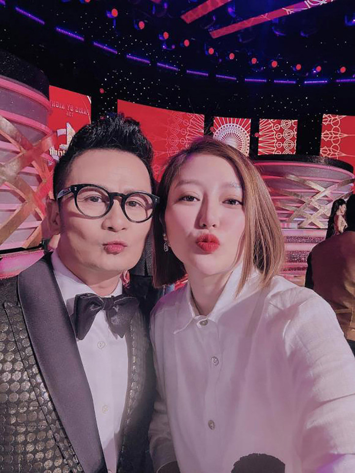 Với "anh tài" Bằng Kiều, anh tâm sự cảm thấy may mắn khi có những phụ nữ đồng hành trong đời, luôn ủng hộ trước mọi quyết định. Đây cũng là động lực để anh thoải mái cống hiến hết mình cho nghệ thuật.