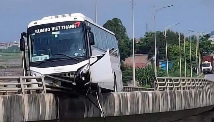Vụ tai nạn khiến ô tô và một đoạn lan can bị hư hỏng nặng.