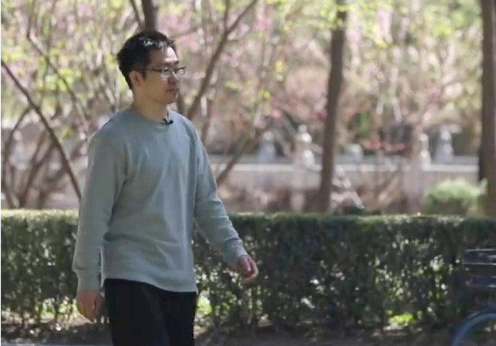 Thầy giáo Lý Long quyết tâm thi lại đại học. (Ảnh: SCMP)