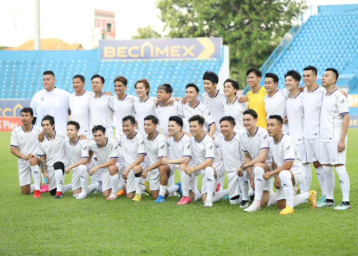 Đội "Lan tỏa" trong trang phục quần trắng, áo trắng.