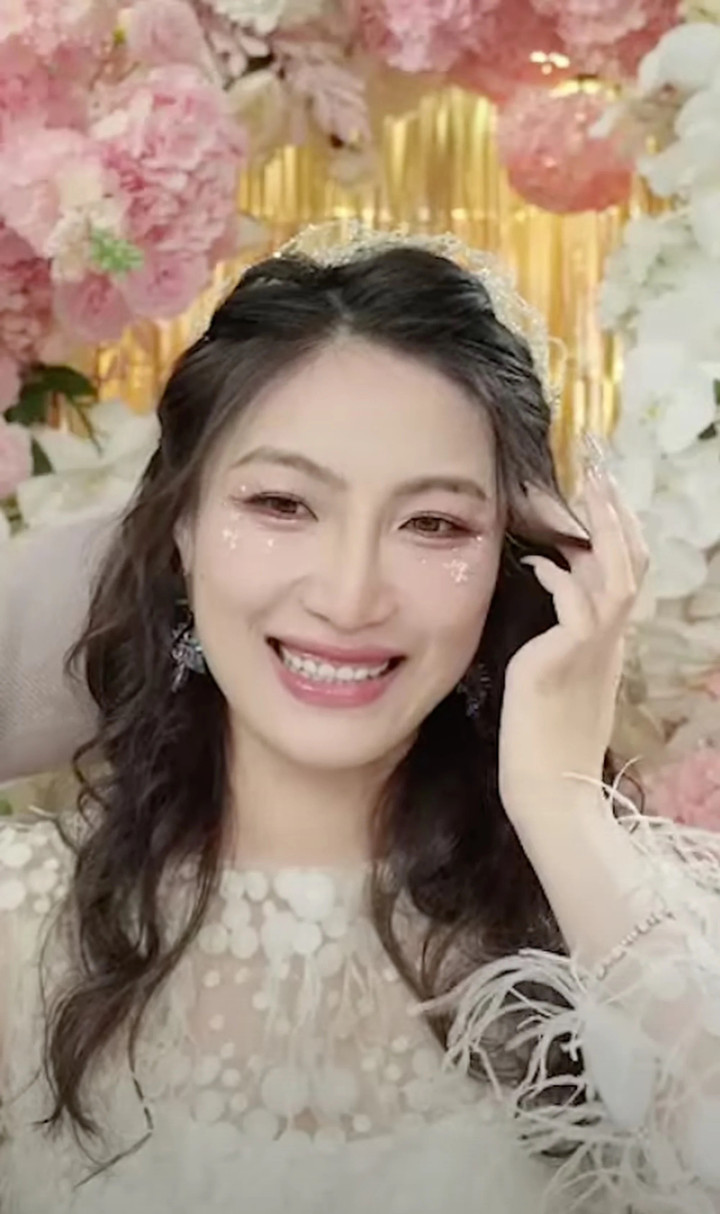 Qu Qu trong một buổi phát trực tiếp tư vấn về tình yêu. (Ảnh: YouTube)