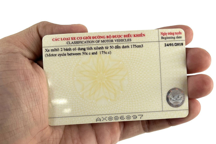 Dùng giấy phép lái xe máy hạng A1 giả bị phạt bao nhiêu tiền? - 1