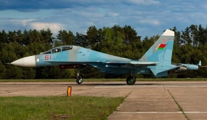 Chiếc Su-27UB mang số hiệu 61 của Không quân Belarus.