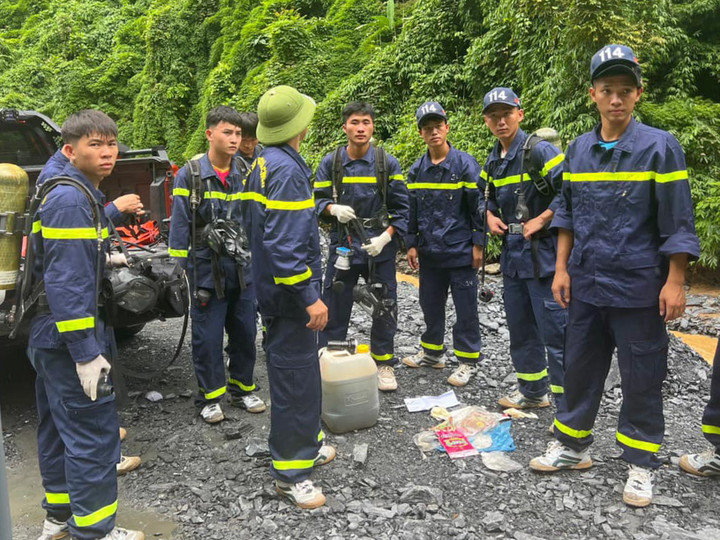 Lực lượng chức năng vào trong hầm đưa các thi thể nạn nhân ra ngoài. (Ảnh: CACC)