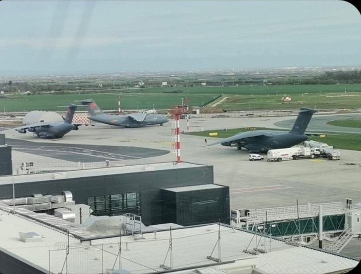 Máy bay Y-20 của Trung Quốc chở hệ thống phòng không HQ-22 tới Serbia.
