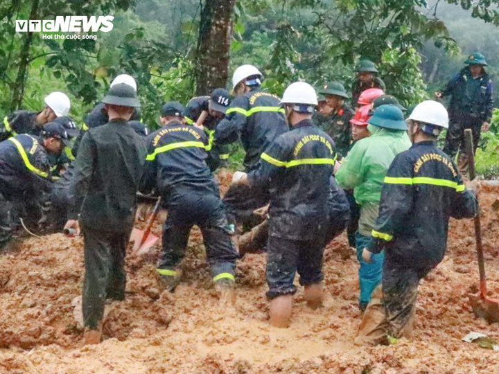 Lực lượng chức năng khẩn trương tìm kiếm tại hiện trường.