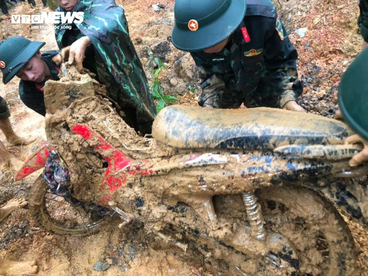 Một chiếc xe máy bị vùi lấp trong vụ sạt lở.