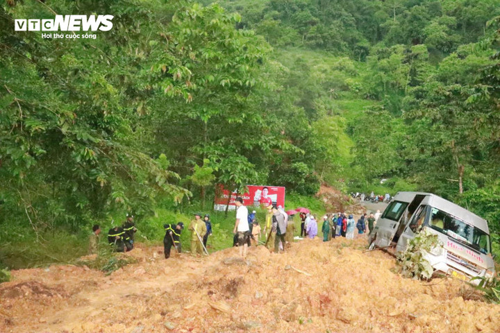 Khoảng 4h ngày 13/7, xe ô tô khách BKS 29E-02.489 loại xe Ford Transit của Hợp tác xã Ngọc Hạnh, chạy tuyến Hà Giang - Bảo Lâm đang di chuyển đến đoạn km 11, thôn Tạm Mò, xã Yên Định, huyện Bắc Mê, tỉnh Hà Giang thì gặp sạt lở đất. Lúc này, hành khách xuống giúp chủ xe thì bất ngờ hàng nghìn m3 đất từ trên cao tràn xuống lòng đường vùi lấp toàn bộ hành khách (trên xe chở khoảng 16 người).