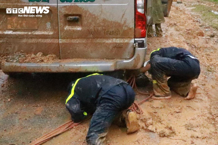 Chiếc xe du lịch loại 16 chỗ đã bị đất đá sạt lở, vùi lấp.