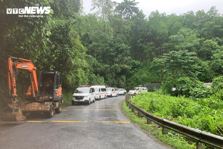 Hiện các lực lượng chức năng vẫn đang tiếp tục tìm kiếm, cứu hộ.