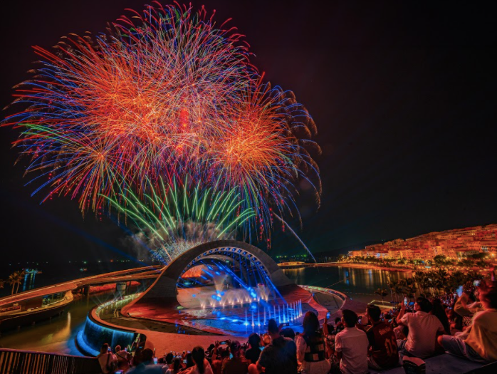 Show trình diễn Nụ Hôn Của Biển Cả rực rỡ sắc màu.