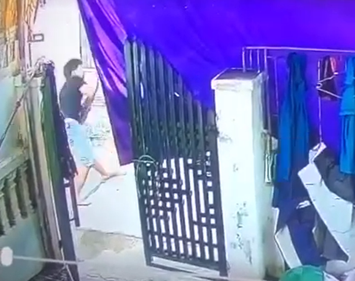 Nam thanh niên 20 tuổi dùng thanh gỗ đánh người đàn ông 70 tuổi tử vong. (Ảnh cắt từ clip)