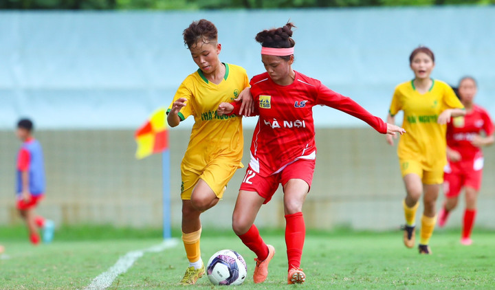 Thái Nguyên (áo vàng) gây bất ngờ trước Hà Nội.