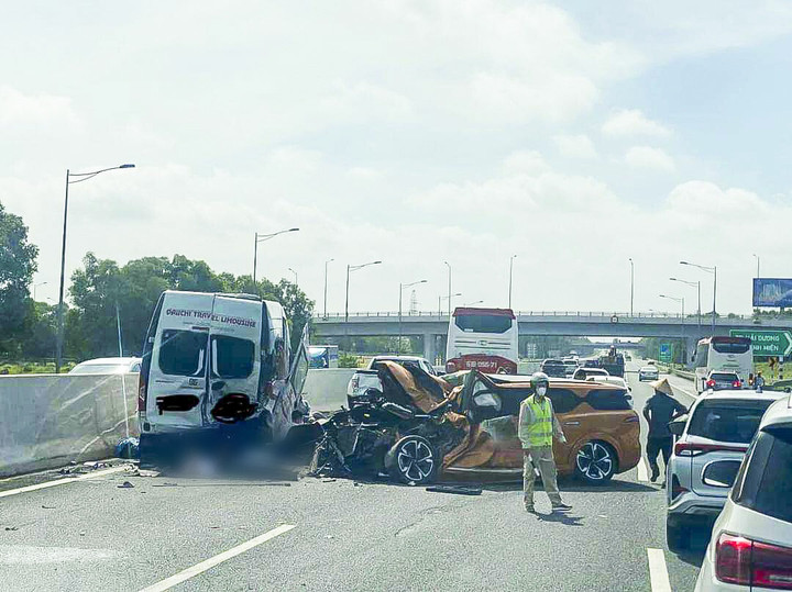 Hiện trường vụ tai nạn trên cao tốc Hà Nội - Hải Phòng, sáng 11/7. (Ảnh: Hoài Anh).