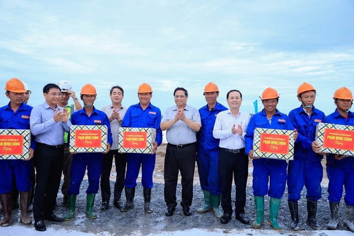 Thủ tướng trò chuyện, động viên, tặng quà người lao động đang thi công tại công trường tuyến cao tốc Châu Đốc - Cần Thơ - Sóc Trăng. (Ảnh: VGP/Nhật Bắc)