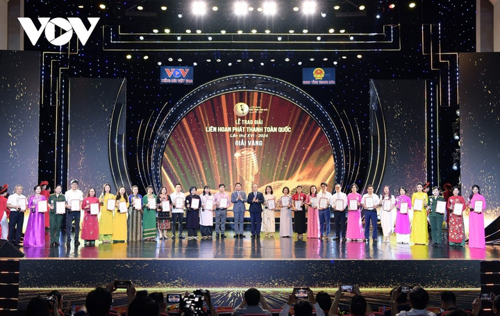 Ban Tổ chức trao 28 giải Vàng cho các chương trình xuất sắc tại Liên hoan Phát thanh toàn quốc lần thứ XVI.