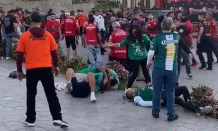 CLB Tijuana Xolos từng bị phạt vì CĐV nhà đánh đập fan của CLB Leon.