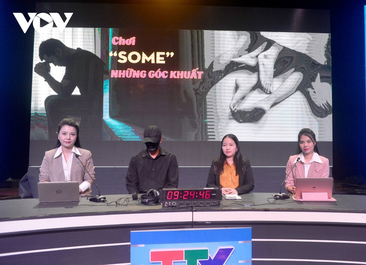 Ekip thực hiện chương trình phát thanh trực tiếp của Đài PT-TH Hải Phòng.