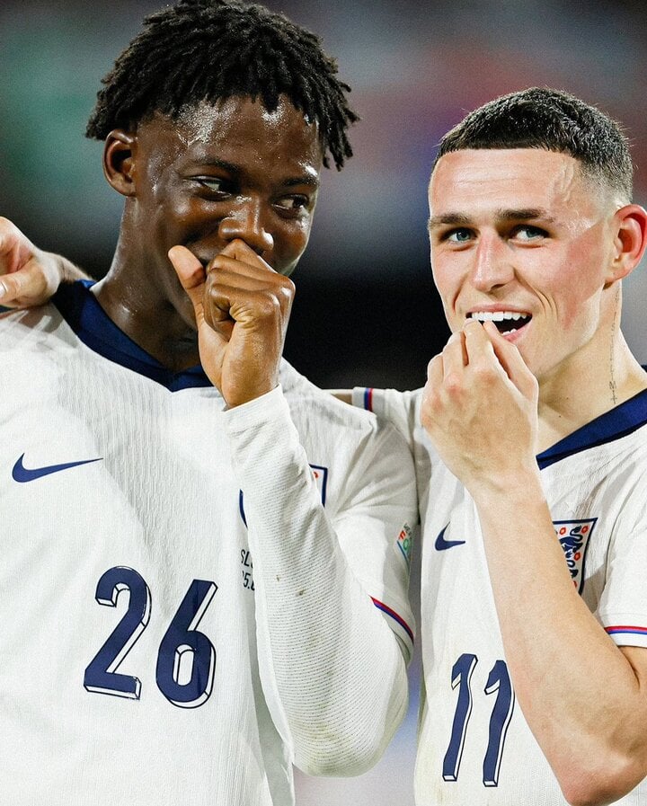 Kobbie Mainoo (trái) và Phil Foden (phải) càng chơi càng hay tại EURO 2024.