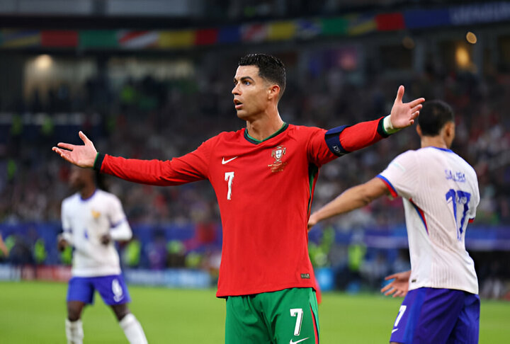 Tiền đạo Cristiano Ronaldo (Bồ Đào Nha): CR7 dứt điểm nhiều thứ 2 tại EURO, chỉ sau Kylian Mbappe (23 so với 24 lần). Tuy nhiên, Ronaldo lại không có bàn thắng nào. Ngoài ra, thủ quân tuyển Bồ Đào Nha còn phung phí nhiều cơ hội ngon ăn, nổi bật là tình huống sút vọt xà từ cự ly gần trong trận gặp Pháp.