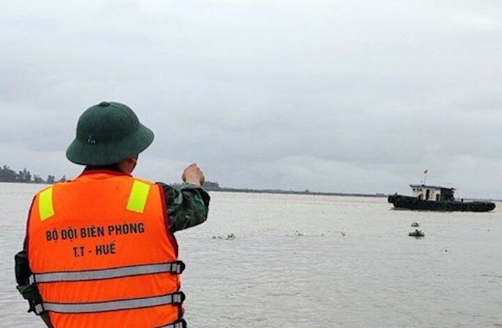 Lực lượng bộ đội biên phòng Thừa Thiên - Huế kêu gọi tàu thuyền vào nơi trú tránh an toàn. (Ảnh: Võ Tiến)