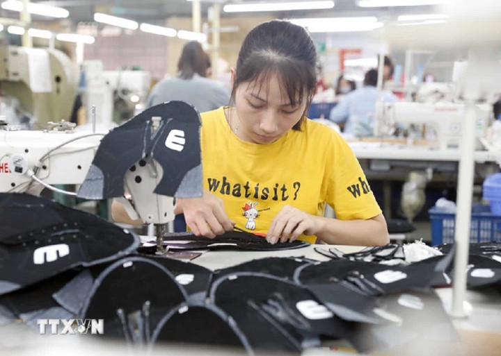 Sản xuất giày xuất khẩu sang thị trường EU. (Ảnh: Trần Việt/TTXVN)