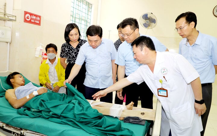 Quyền Bí thư Tỉnh ủy Hà Giang Nguyễn Mạnh Dũng (thứ 3 từ trái sang) kiểm tra công tác điều trị cho các nạn nhân tại Bệnh viện Đa khoa tỉnh. (Ảnh: VGP)