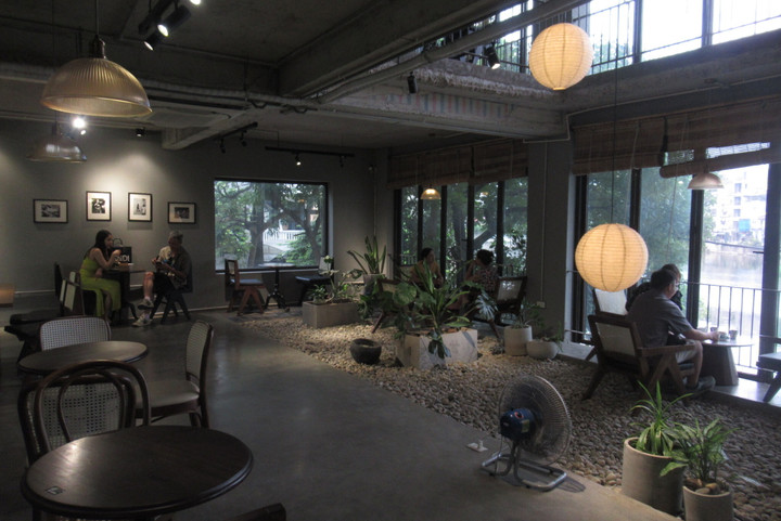 Không gian Thaiyen Cafe rộng rãi, bàn ghế cách xa nhau, có view nhìn ra hồ Cầu Tình. (Ảnh: Ngọc Minh)