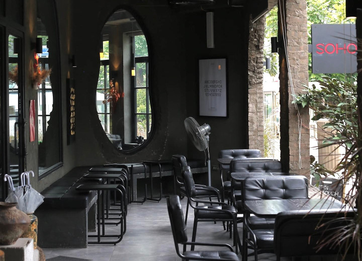 Soho Cafe có tông màu chủ đạo là màu đen huyền bí. Đây là một trong những quán cà phê đẹp ở quận Long Biên, Hà Nội mà bạn nên đến một lần. (Ảnh: Soho Coffee)
