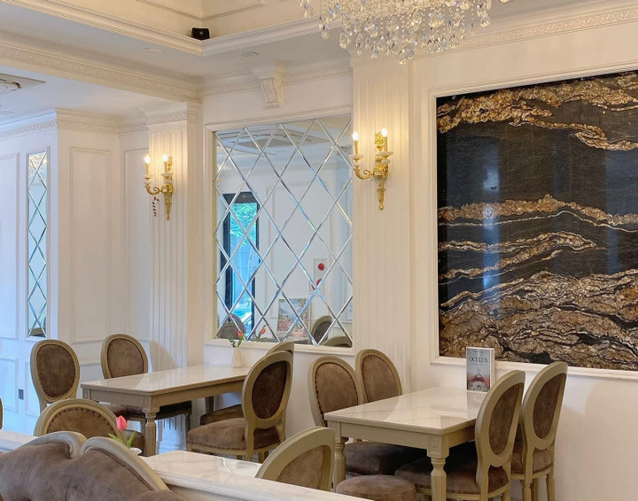 Delina được trang trí theo phong cách phương Tây, với tông màu chủ đạo vàng, trắng, nâu. (Ảnh: Delina Coffee)