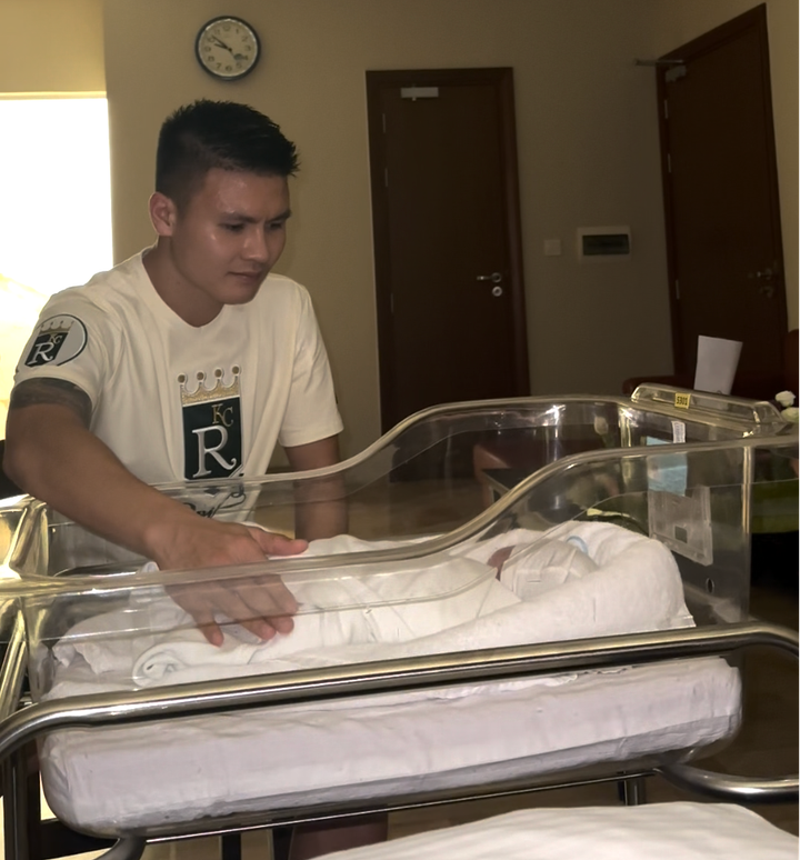 Quang Hải hạnh phúc ngắm nhìn con trai mới chào đời.