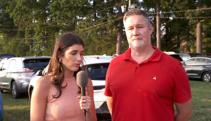 Ông Joseph Mayn (phải) kể lại thời điểm vụ nổ súng xảy ra. (Ảnh: CNN)