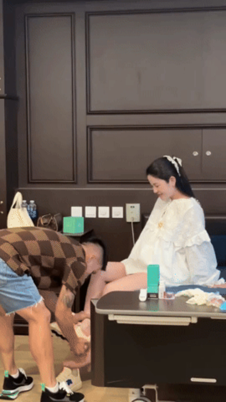 Quang Hải chăm sóc Chu Thanh Huyền trước giờ sinh.