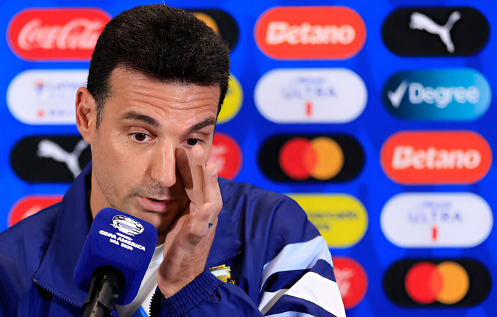 HLV Scaloni đồng cảm với cầu thủ Uruguay.