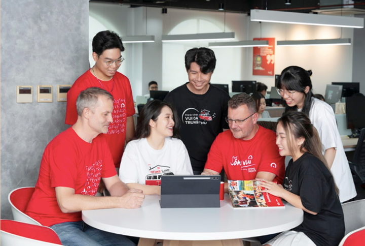 Ông Jakub Kudrna, Giám đốc Chiến lược của Home Credit Việt Nam (thứ 3 từ phải qua) nhấn mạnh công ty luôn áp dụng các tiêu chuẩn ESG vào tất cả chiến lược kinh doanh và hoạt động vận hành.