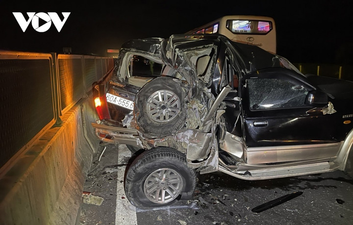 Ô tô 7 chỗ bị biến dạng sau sự cố tai nạn giao thông nghiêm trọng.