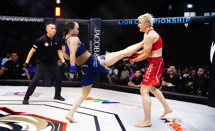 Thanh Bình (áo xanh) đánh bại Balajti.