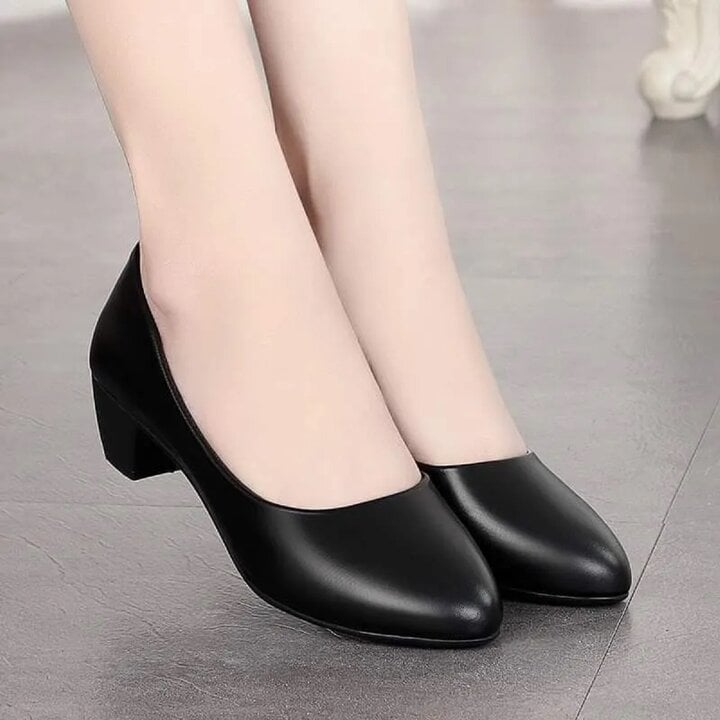 Những đôi giày đế vuông, gót cao vừa phải hoặc giày da đế bệt… phù hợp với phụ nữ tuổi 50.