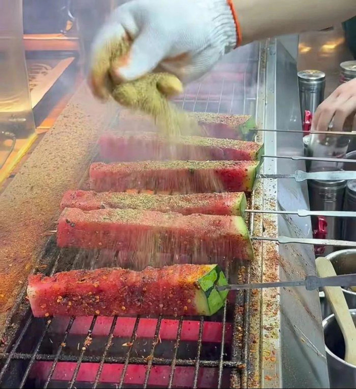 Dưa hấu được xiên từng miếng và đặt gọn gàng trên vỉ nướng. (Ảnh: Sina)