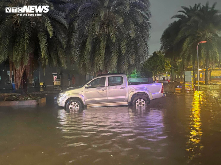 Ô tô khó khăn khi đi qua vùng ngập nước ở Thủ Đức.