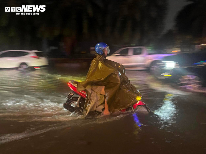 Một số tuyến đường ở TP Thủ Đức ngập sau cơn mưa lớn tối 15/7.