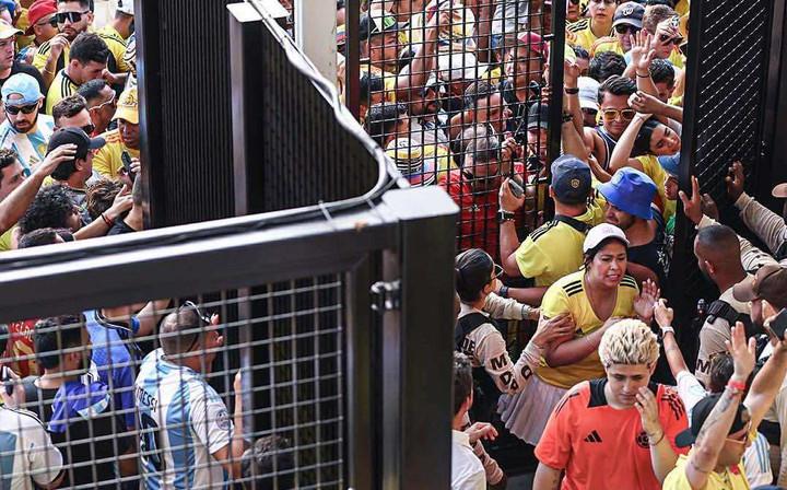 CĐV gây rối phía ngoài sân.