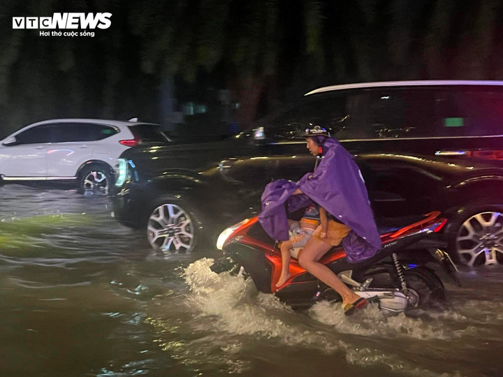 Mưa lớn kéo dài làm nhiều tuyến đường ở TP Thủ Đức ngập sâu.