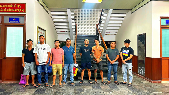 8 đối tượng bị bắt giữ có liên quan đến đường dây đánh bạc (Ảnh: CACC)