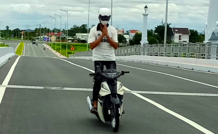 Buông cả hai tay khi đang lái xe máy bị phạt bao nhiêu tiền? - 1