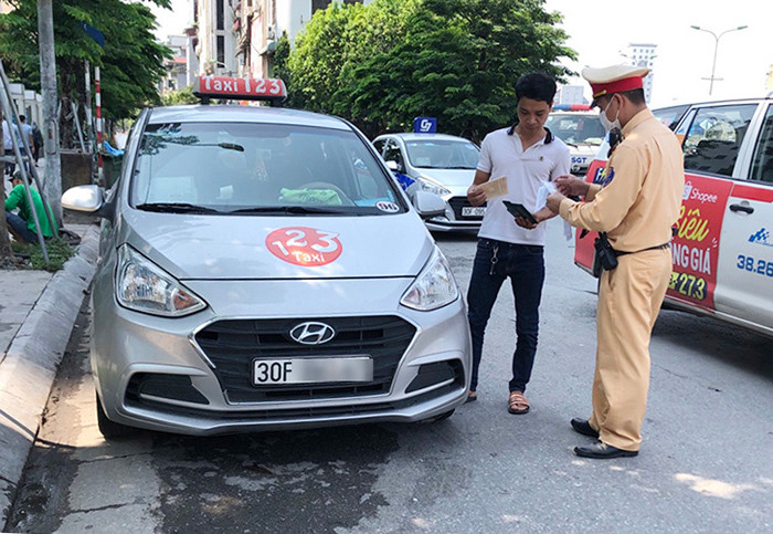 Dừng, đỗ ô tô không có tín hiệu báo bị xử phạt bao nhiêu tiền? - 1