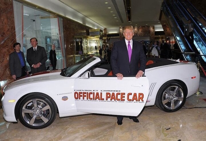 Ông Donald Trump xuất hiện cùng chiếc Chevrolet Camaro Pace Car.