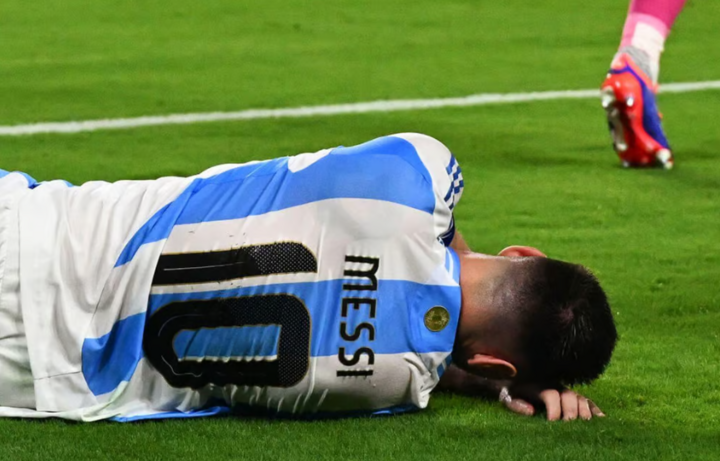 Messi chấn thương sau pha va chạm với cầu thủ Colombia.