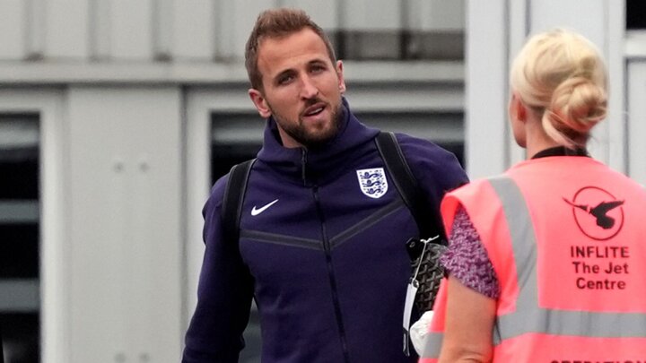 Tiền đạo Harry Kane tại sân bay London Stansted.