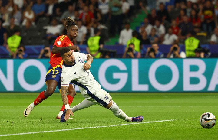 Walker bắt chặt Williams cả hiệp 1 nhưng lần này anh không kịp ngăn cú sút. (Ảnh: Reuters)